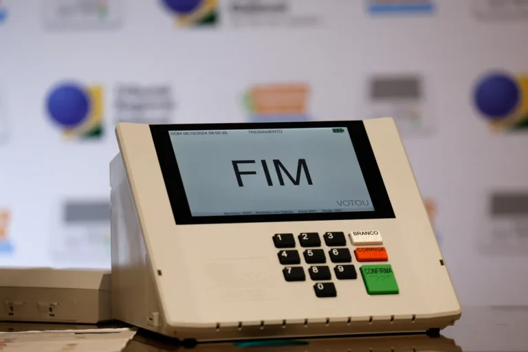Eleitores formam fila em cartório eleitoral para regularizar títulos de forma presencial.