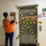 Equipe da Defesa Civil inspeciona elevador interditado em condomínio de João Pessoa após acidente.