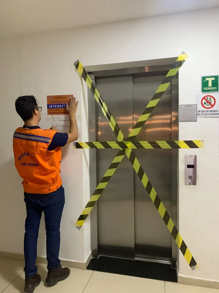 Equipe da Defesa Civil inspeciona elevador interditado em condomínio de João Pessoa após acidente.