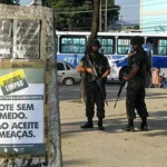 Soldados do Exército Brasileiro em treinamento para operações de segurança em eleições.
