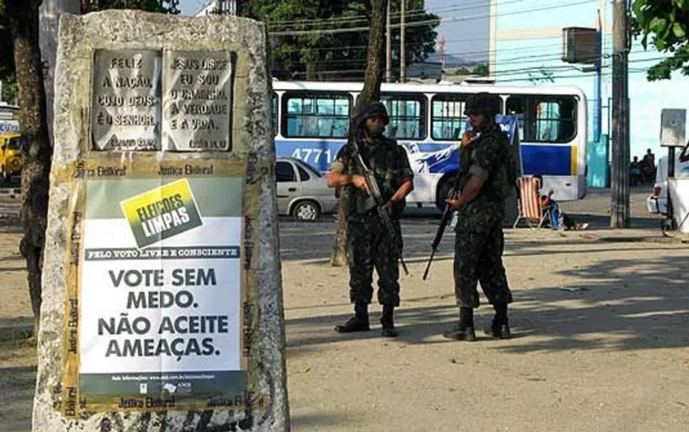 Soldados do Exército Brasileiro em treinamento para operações de segurança em eleições.