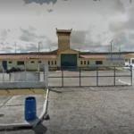 Fachada de uma delegacia em João Pessoa com escudos da polícia em destaque