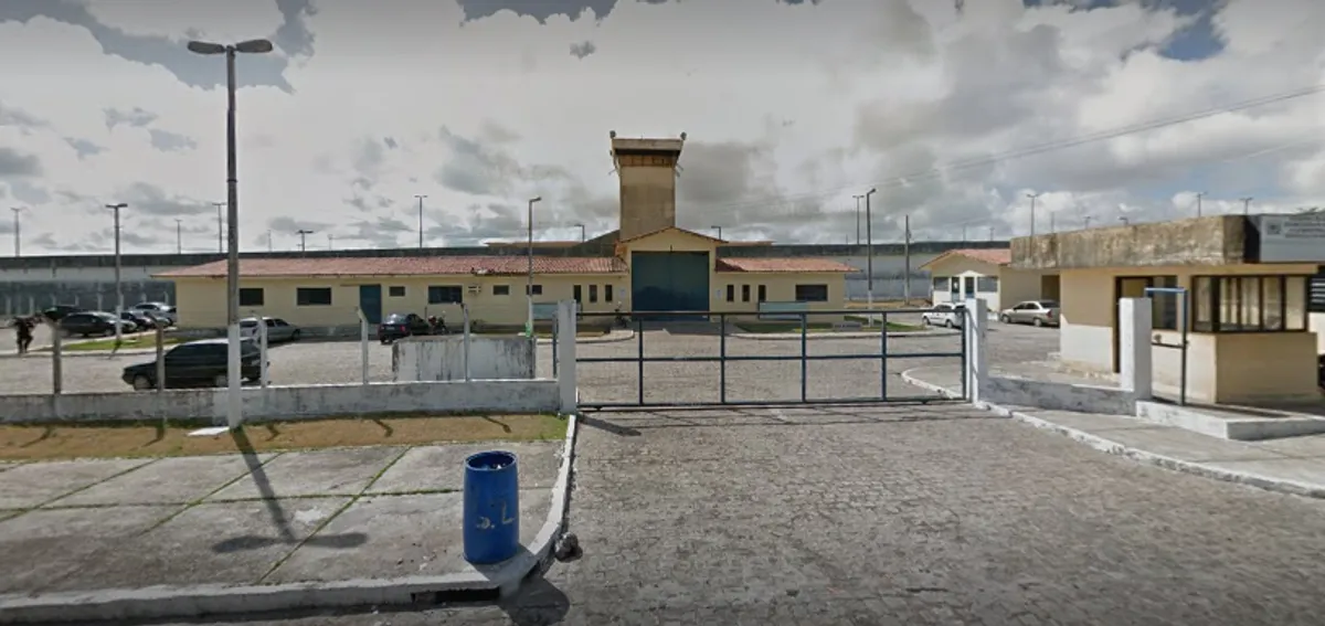 Fachada de uma delegacia em João Pessoa com escudos da polícia em destaque