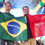 Flávio Bolsonaro e Efraim Filho cumprimentam eleitores em festa de São João em Campina Grande