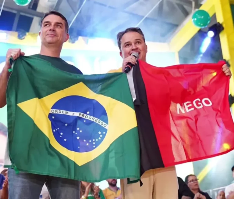 Flávio Bolsonaro e Efraim Filho cumprimentam eleitores em festa de São João em Campina Grande