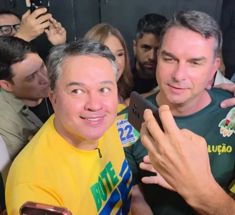 Flávio Bolsonaro e Efraim Filho com aliados no São João de Campina Grande