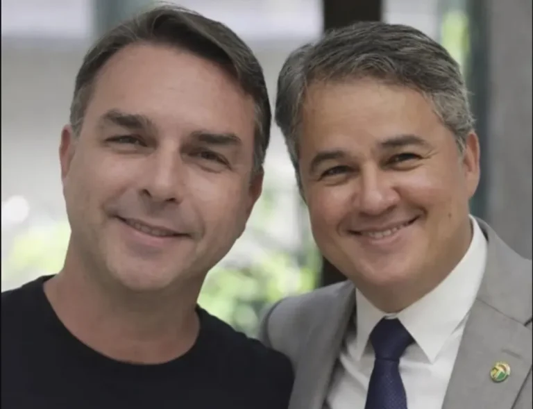 Senadores Flávio Bolsonaro e Efraim Filho em evento de São João.