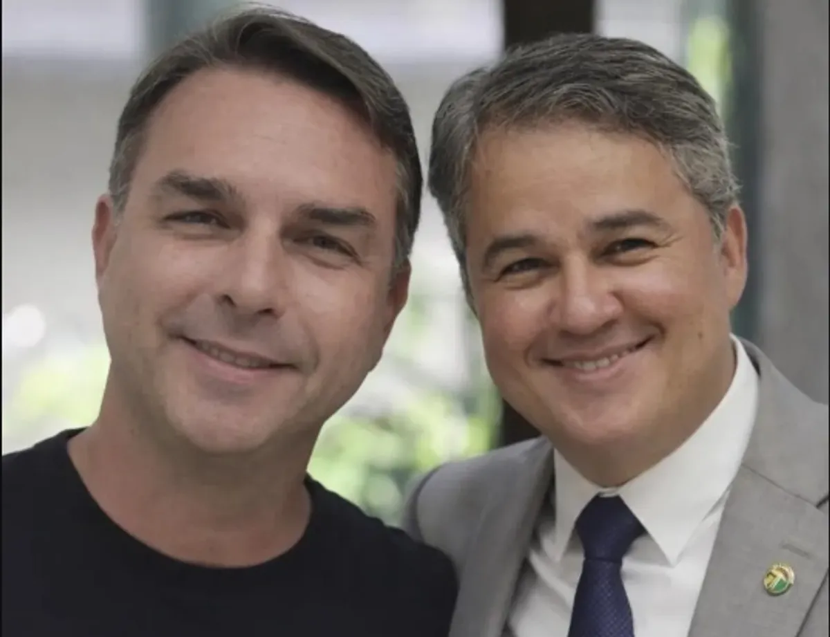 Senadores Flávio Bolsonaro e Efraim Filho em evento de São João.
