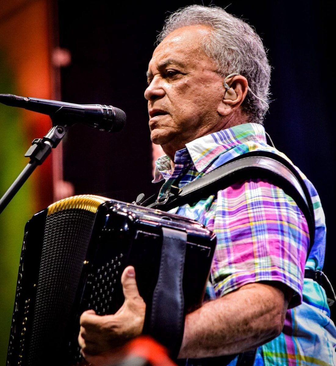 Palco de festa junina no Arraiá do Interior com banda de forró e público.