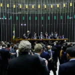 Tabuleiros de xadrez com peças políticas simbolizando o rearranjo partidário e a corrida eleitoral para 2026