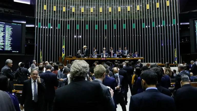 Tabuleiros de xadrez com peças políticas simbolizando o rearranjo partidário e a corrida eleitoral para 2026