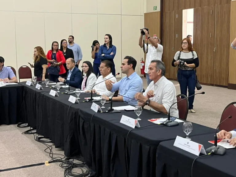 Ministro Waldez Góes em reunião com governador e prefeitos sobre chuvas na Paraíba