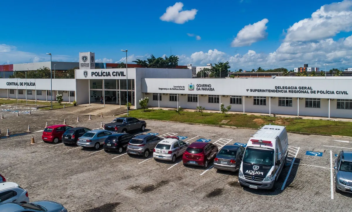 Viatura da Polícia Civil em frente a um prédio no bairro dos Bancários, João Pessoa, após prisão por atos obscenos.