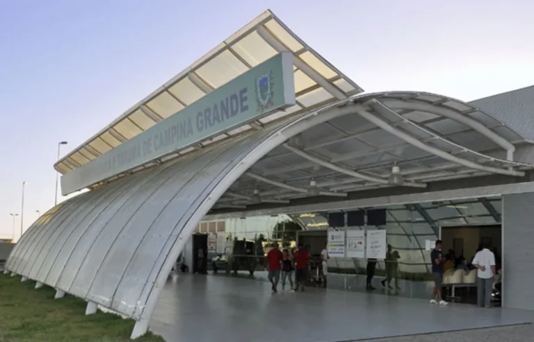Ala moderna de hospital para tratamento de queimados, com equipamentos médicos e equipe preparada.