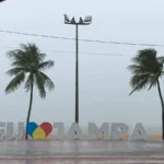 Céu com nuvens de tempestade sobre João Pessoa com chuva intensa caindo