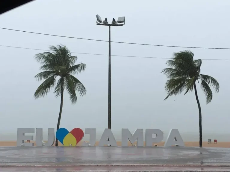 Céu com nuvens de tempestade sobre João Pessoa com chuva intensa caindo