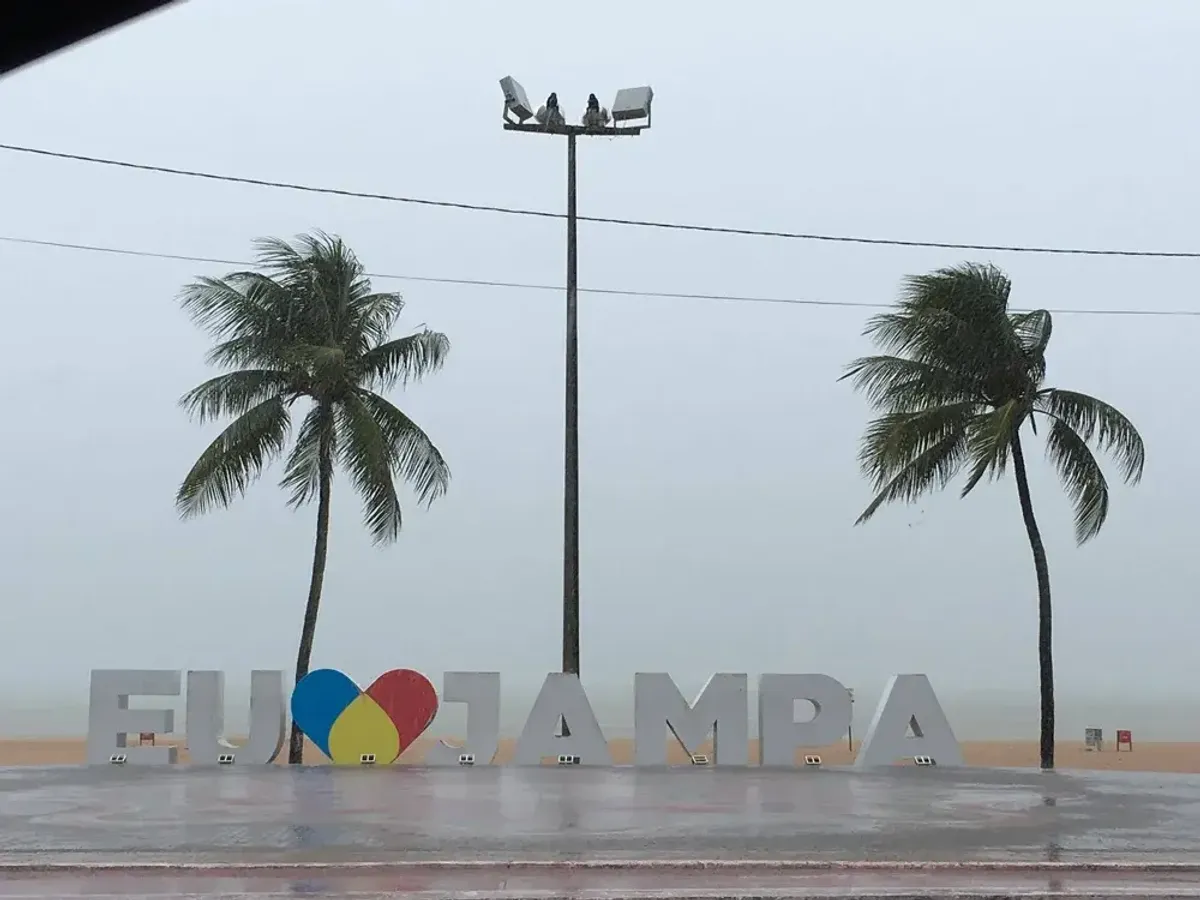 Céu com nuvens de tempestade sobre João Pessoa com chuva intensa caindo