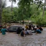 Céu nublado e escuro sobre cidade paraibana indicando chuva intensa e ventos fortes.