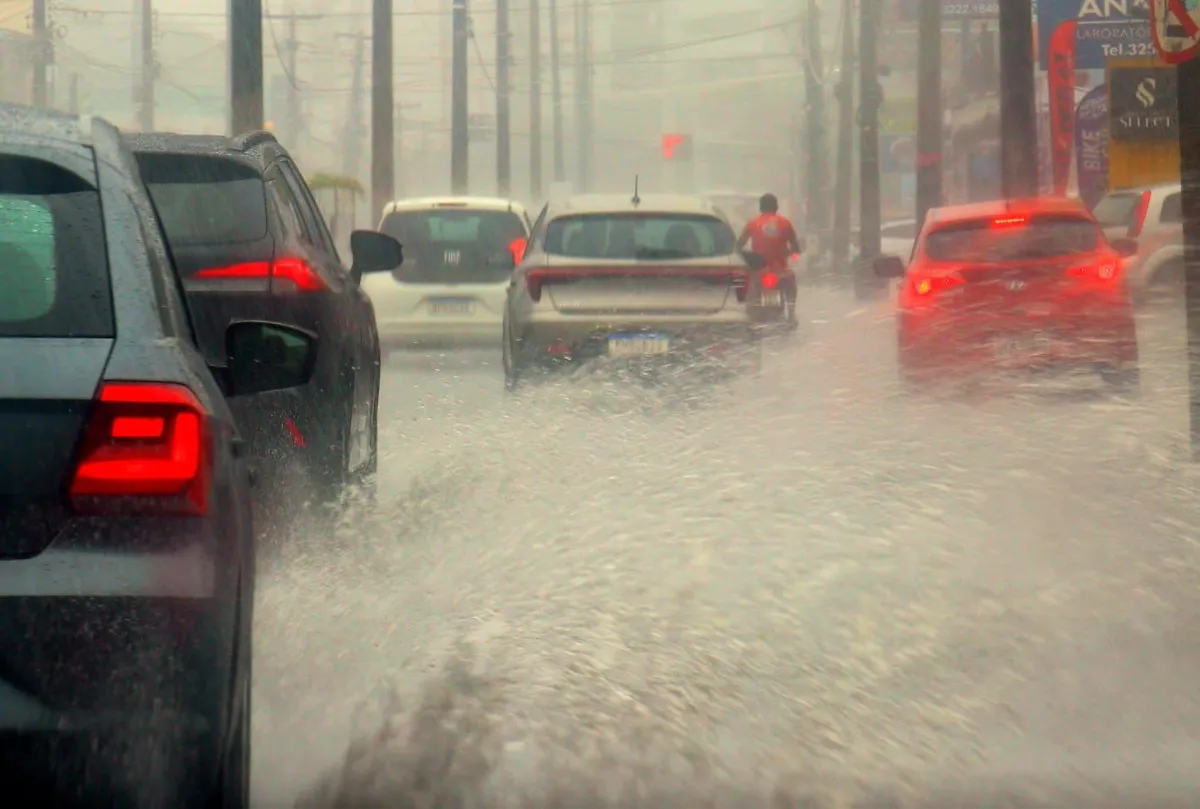 Rua na Paraíba com céu escuro indicando chuva intensa