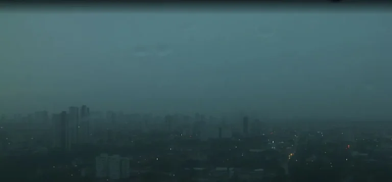 Céu com nuvens de tempestade intensas sobre a Paraíba com chuva forte
