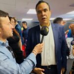 Ministro Gustavo Feliciano anuncia investimento recorde para o São João da Paraíba em um palco com decorações juninas.