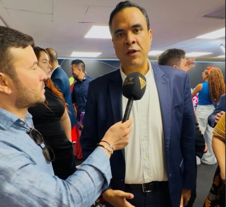 Ministro Gustavo Feliciano anuncia investimento recorde para o São João da Paraíba em um palco com decorações juninas.