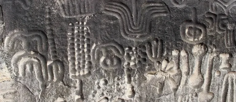 Mesa-redonda sobre arqueologia no Nordeste com especialistas e mediador do Iphan.