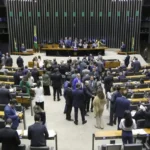 Corredor de centro político com políticos em movimento durante a janela partidária.