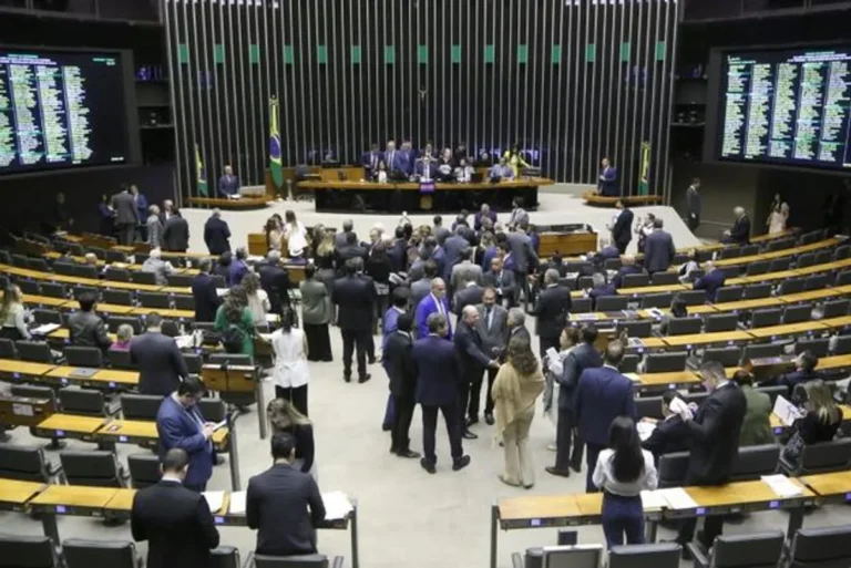 Corredor de centro político com políticos em movimento durante a janela partidária.