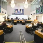 Deputados em conversa durante sessão na Assembleia Legislativa da Paraíba após janela partidária.