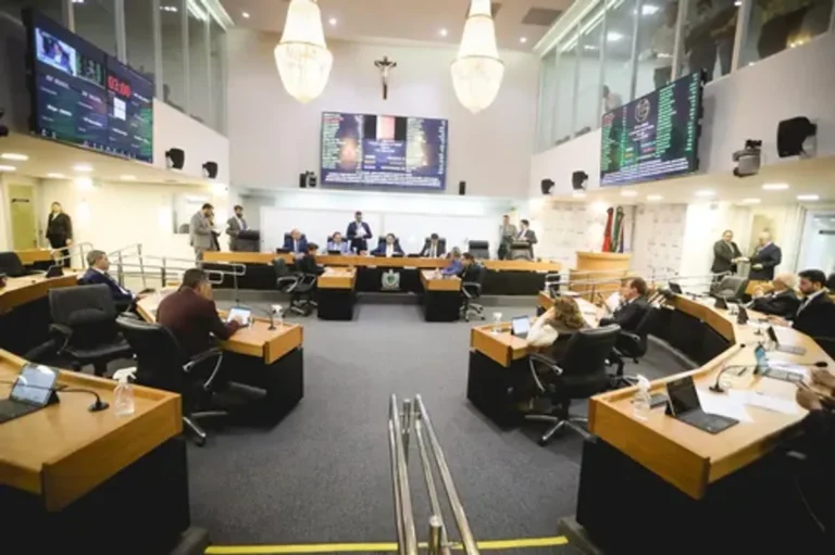 Deputados em conversa durante sessão na Assembleia Legislativa da Paraíba após janela partidária.