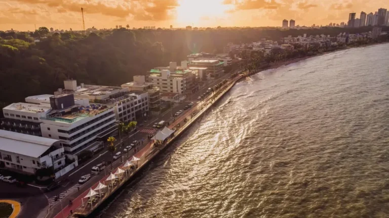Orla de João Pessoa ao amanhecer, destacando a qualidade de vida urbana