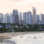 Vista panorâmica da orla de João Pessoa, capital da Paraíba, com a cidade e o mar.