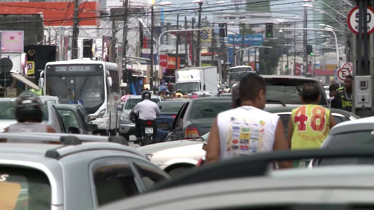 Trânsito intenso em uma avenida de João Pessoa com muitos veículos parados.