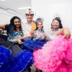Apresentação de quadrilha junina em grande arena festiva em João Pessoa