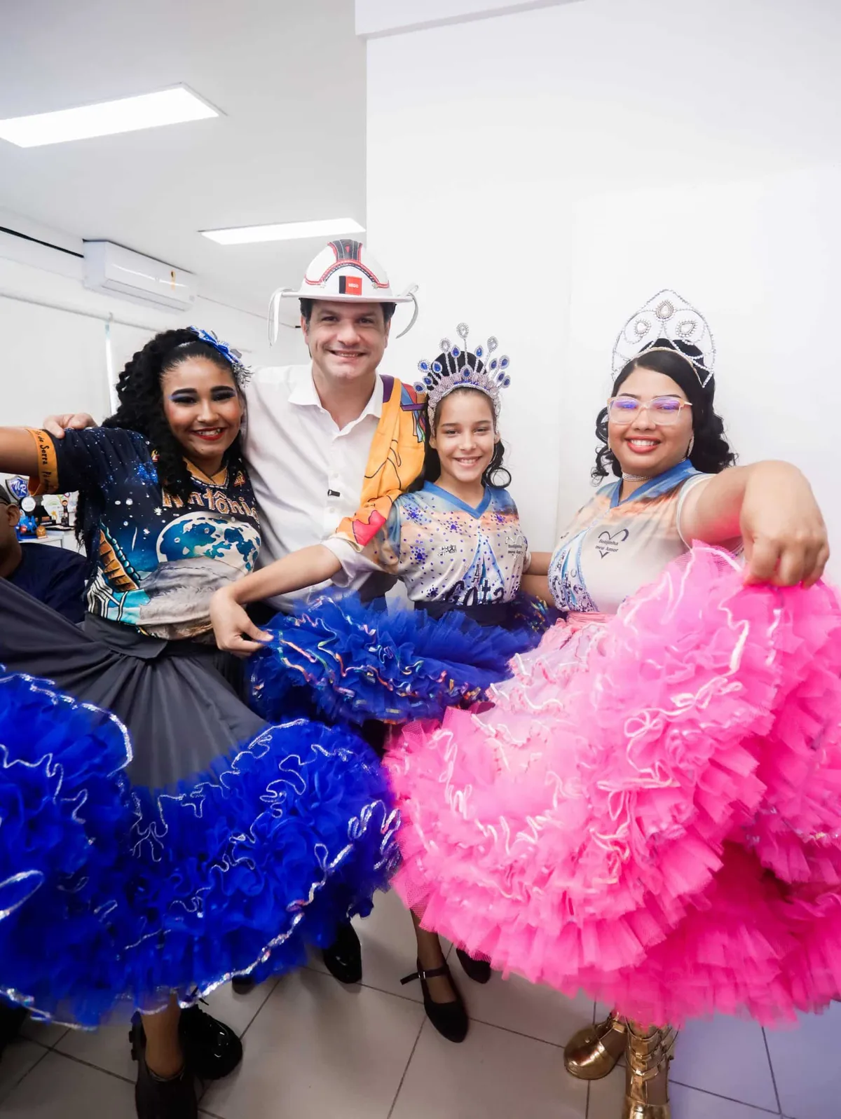 Apresentação de quadrilha junina em grande arena festiva em João Pessoa