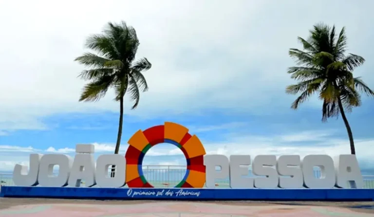 Parque urbano em João Pessoa com pessoas aproveitando o fim de tarde
