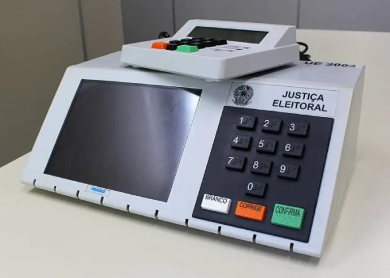Jovens voluntários mostrando o aplicativo e-Título em seus smartphones.