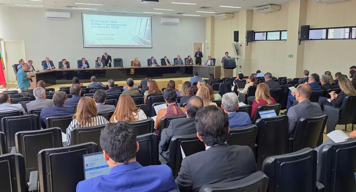Auditório em João Pessoa com autoridades e participantes durante evento de capacitação eleitoral.