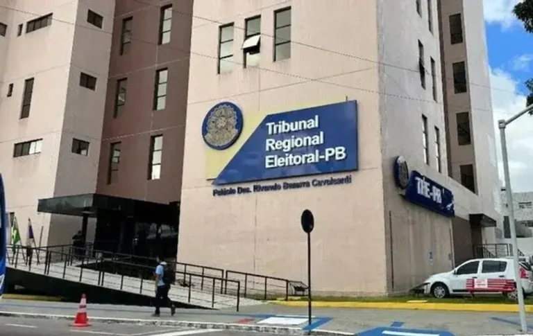 Um martelo de juiz batendo em um bloco de som em um tribunal, simbolizando uma decisão legal importante sobre uma pesquisa eleitoral.