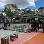 Trabalhadores montando estruturas e pendurando bandeirinhas coloridas no Parque do Povo, Campina Grande, durante a preparação do Maior São João do Mundo.