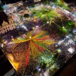 Multidão celebra festa junina em Maracanaú com fogos de artifício e dança.