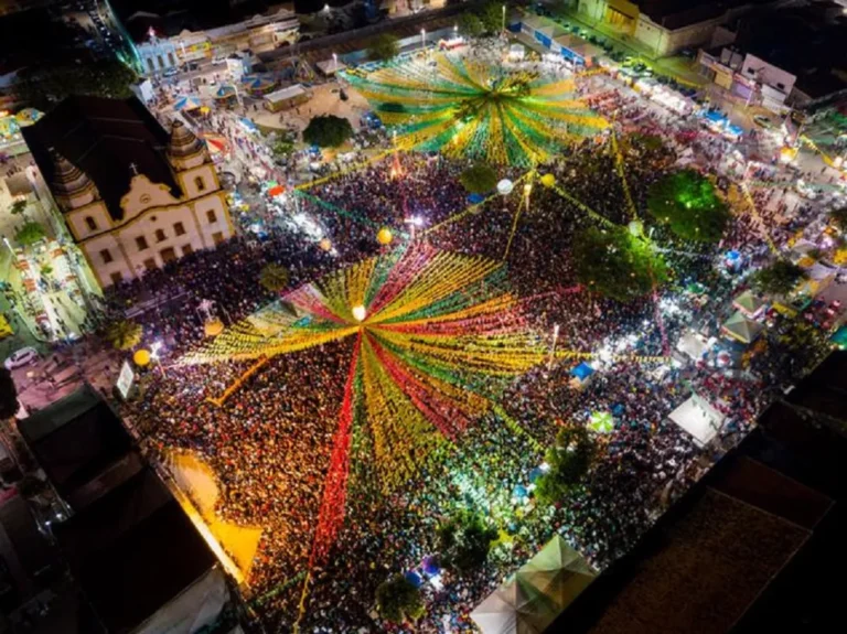 Multidão celebra festa junina em Maracanaú com fogos de artifício e dança.