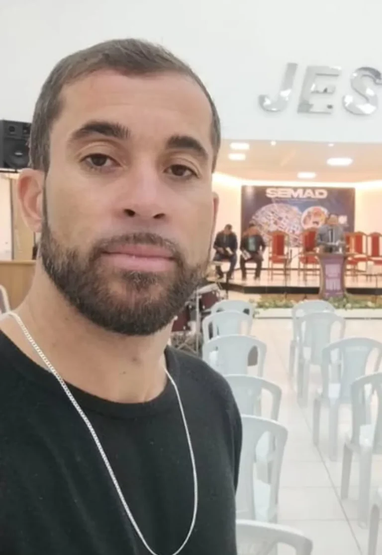 Local de crime em Campina Grande, com luzes de viaturas policiais à distância