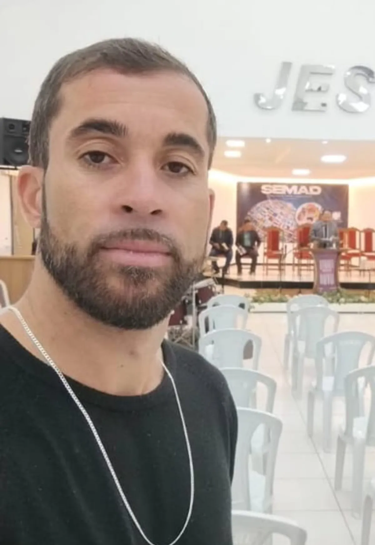 Local de crime em Campina Grande, com luzes de viaturas policiais à distância
