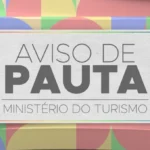 Multidão celebra festejos juninos na Paraíba com danças e decorações típicas.