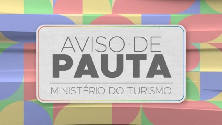 Multidão celebra festejos juninos na Paraíba com danças e decorações típicas.
