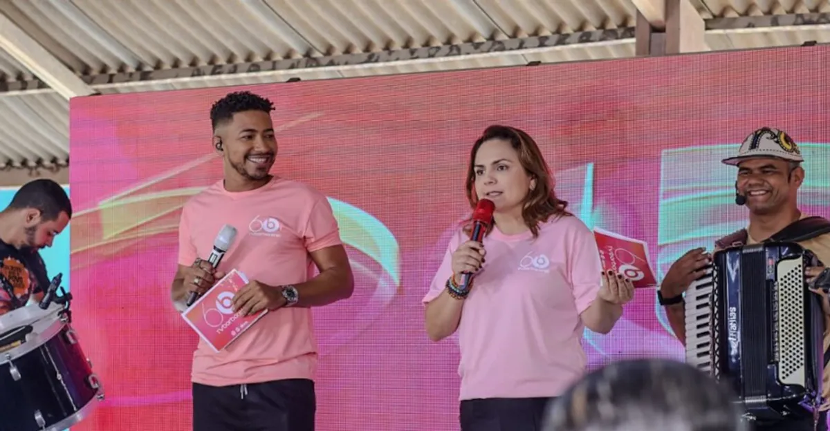 Palco de festa junina com artistas e público em Campina Grande