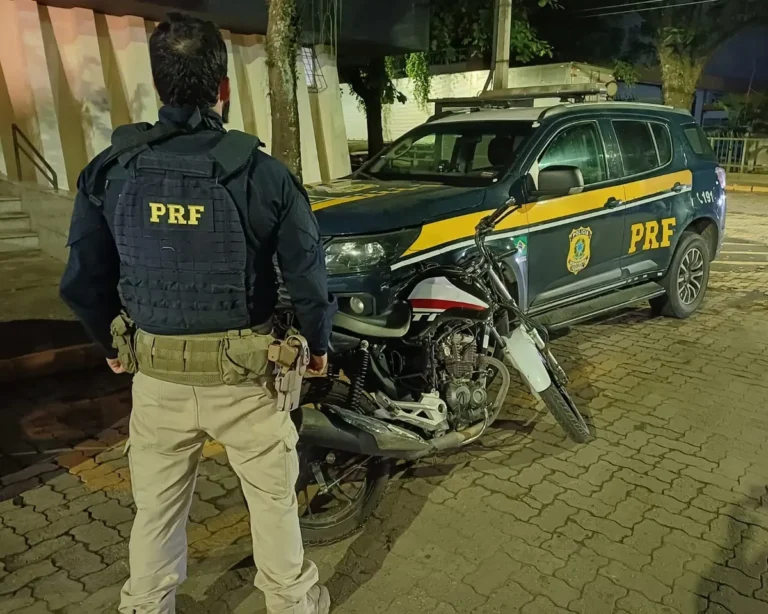 Fiscalização de motociclistas em rodovia federal na Paraíba