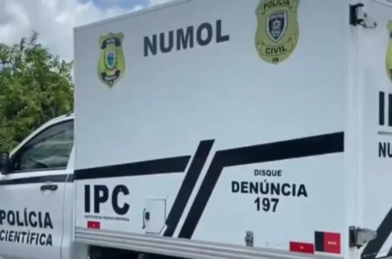 Cena de crime em João Pessoa com polícia e equipes de emergência isolando a área após execução de motorista de aplicativo.